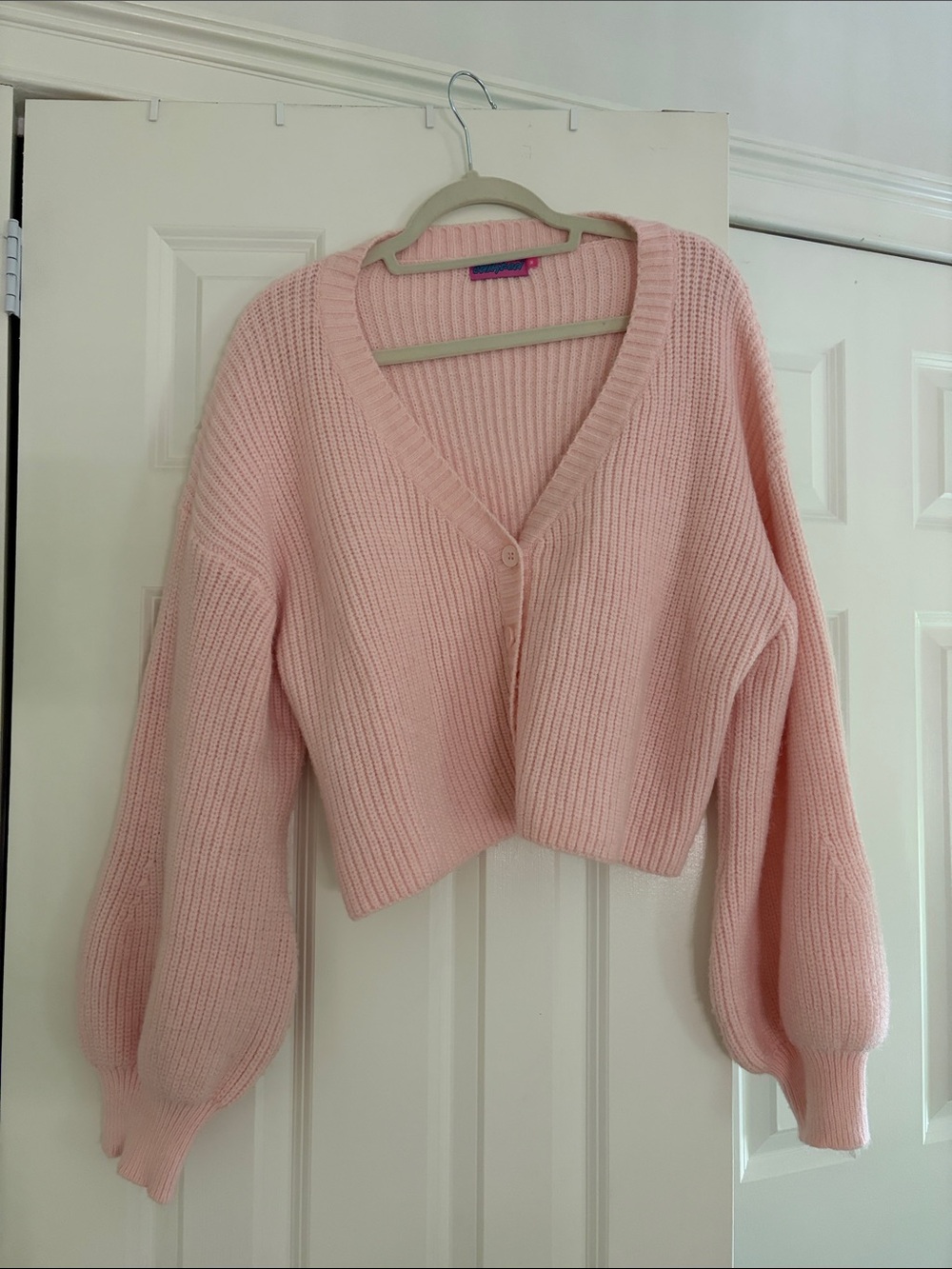 Edikted Cropped V-Neck Cardigan in Light Pink